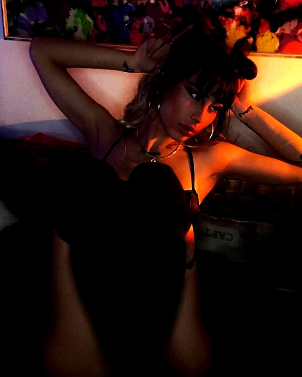 chica.niebla instagram image archive image