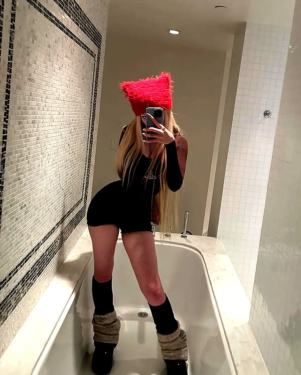 chica.niebla instagram image archive image