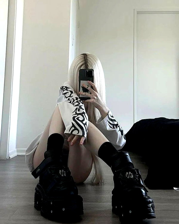 chica.niebla instagram image archive image