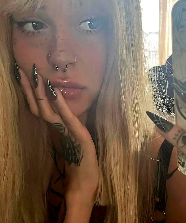 chica.niebla instagram image archive image