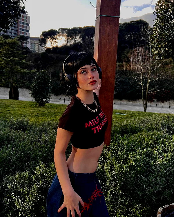 chica.niebla instagram image archive image
