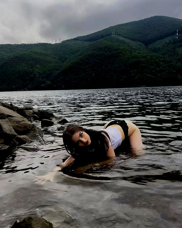 chica.niebla instagram image archive image
