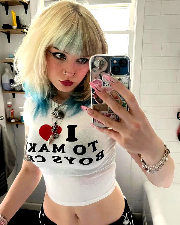 chica.niebla instagram image archive image