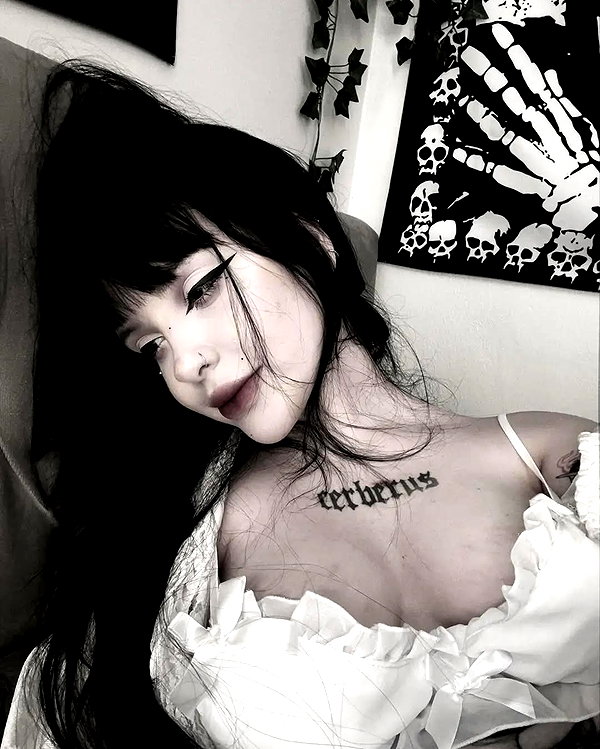 chica.niebla instagram image archive image