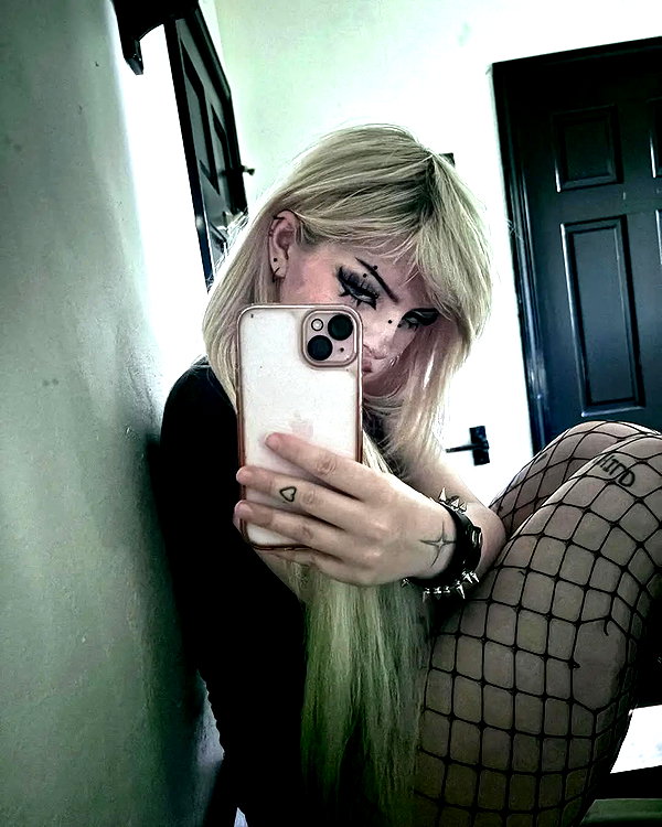 chica.niebla instagram image archive image