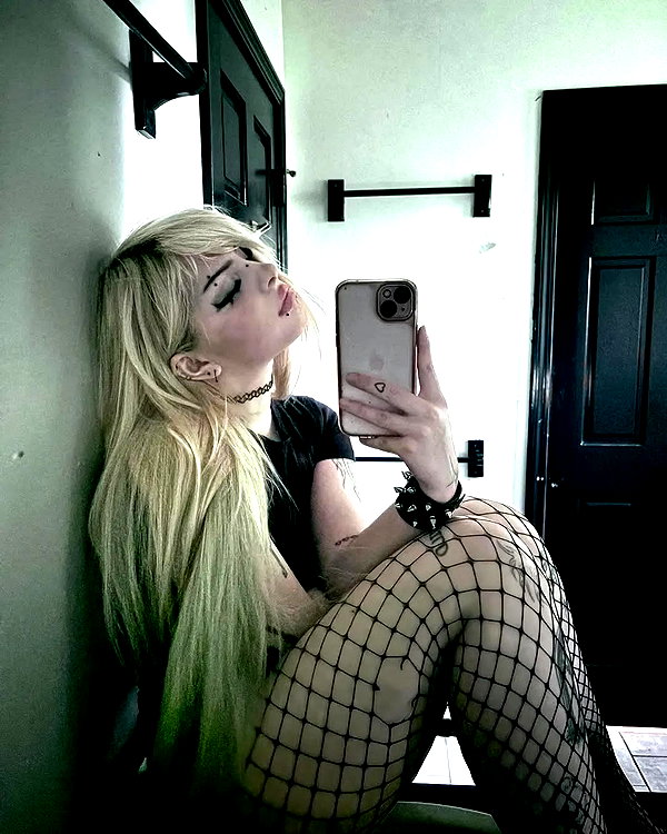 chica.niebla instagram image archive image