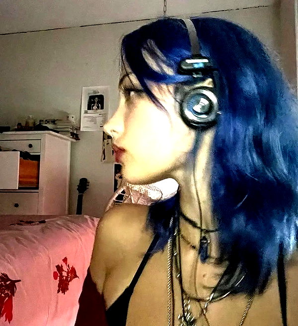 chica.niebla instagram image archive image