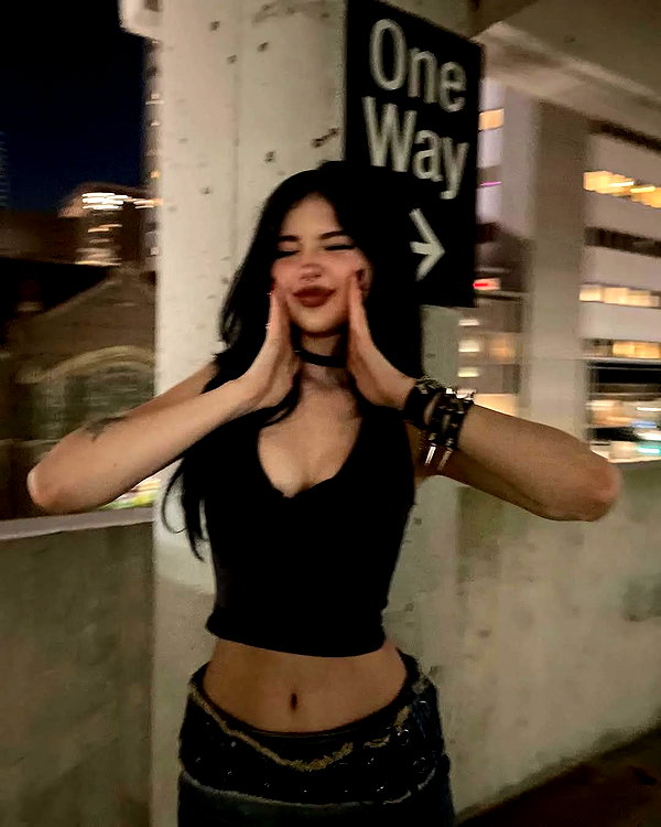chica.niebla instagram image archive image