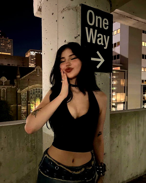 chica.niebla instagram image archive image