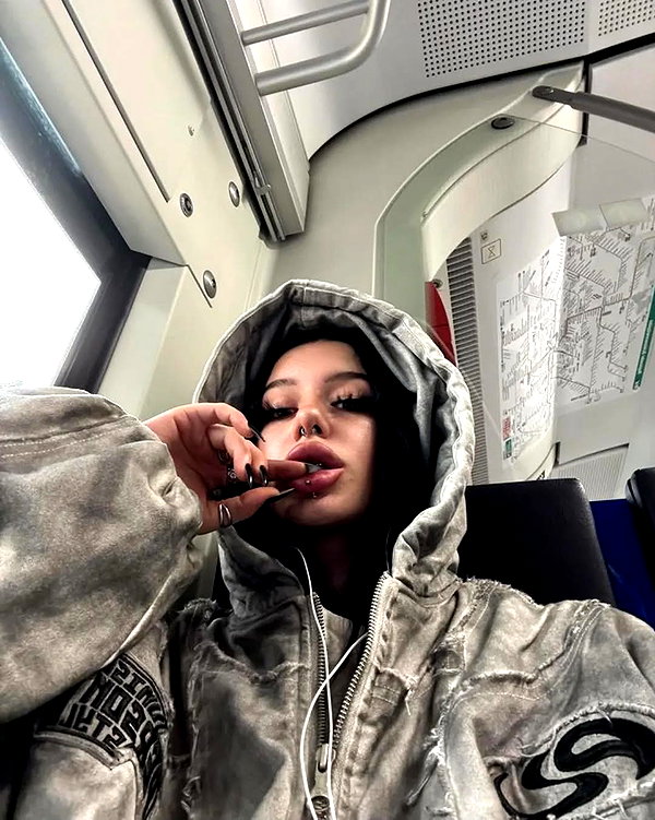 chica.niebla instagram image archive image