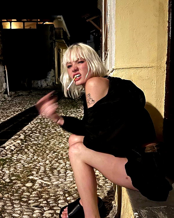 chica.niebla instagram image archive image