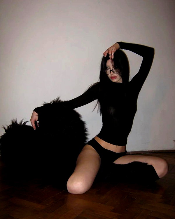 chica.niebla instagram image archive image