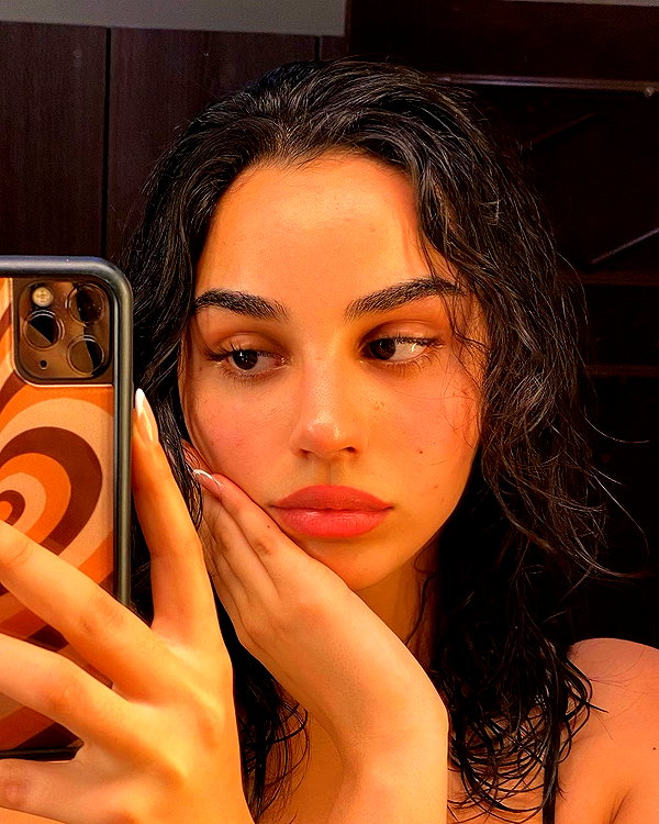 emilia.nia instagram image archive image