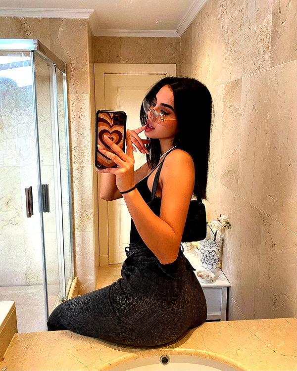 emilia.nia instagram image archive image