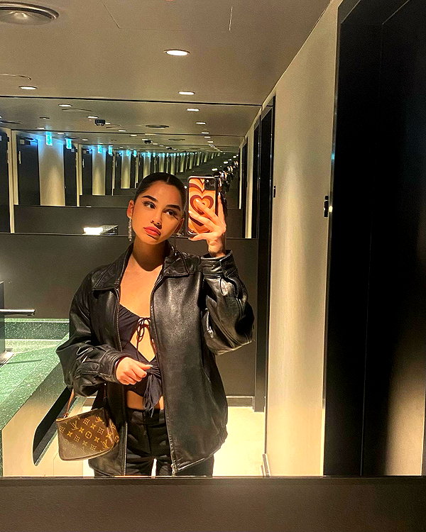 emilia.nia instagram image archive image