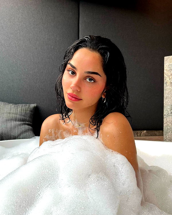emilia.nia instagram image archive image