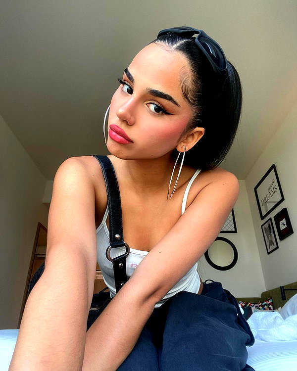 emilia.nia instagram image archive image