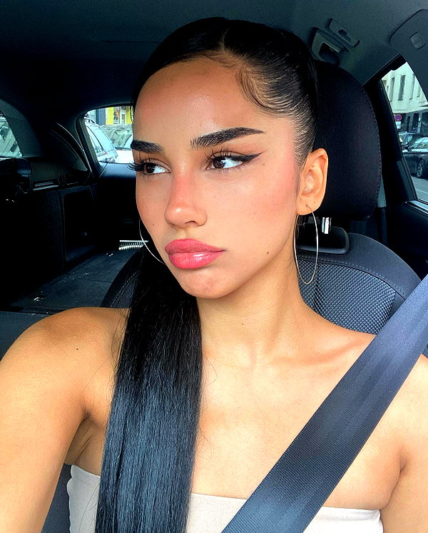 emilia.nia instagram image archive image