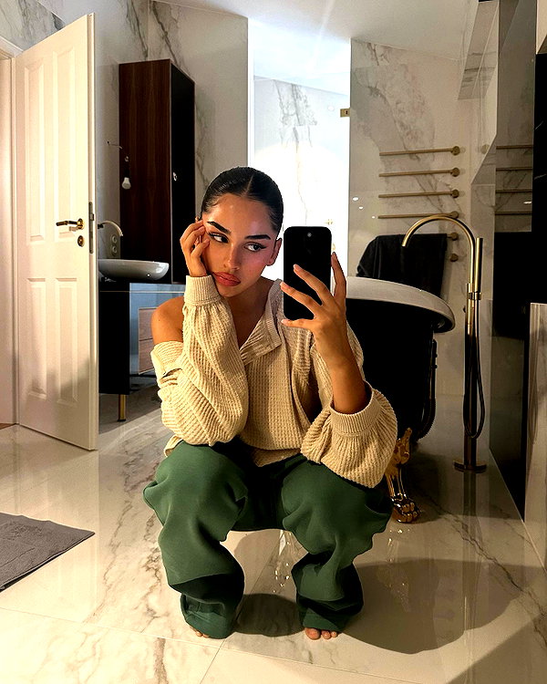 emilia.nia instagram image archive image