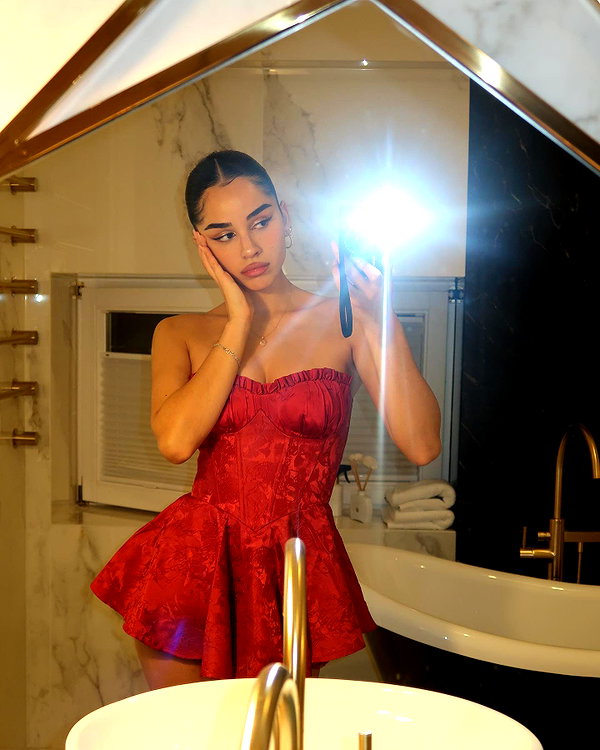 emilia.nia instagram image archive image