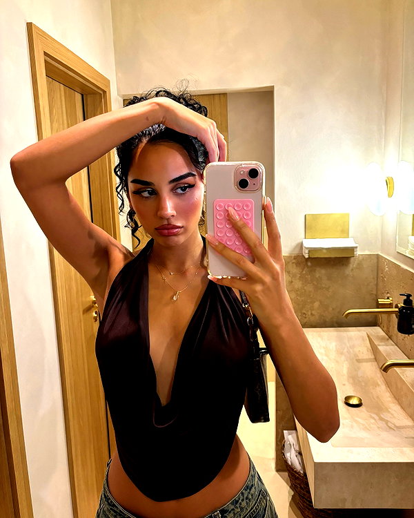 emilia.nia instagram image archive image