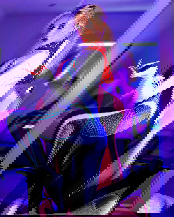 emxllouise2 image ~ Altpins