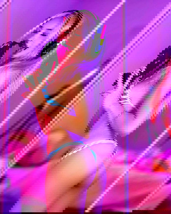 emxllouise2 image ~ Altpins