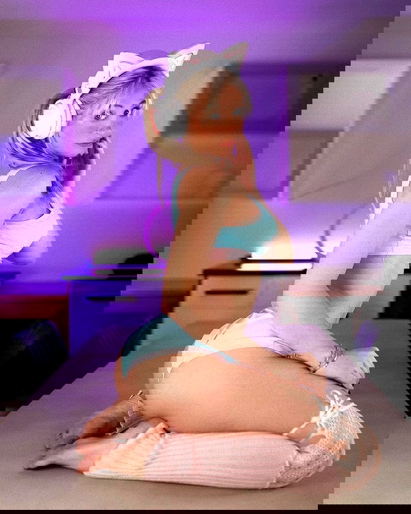 emxllouise2 image ~ Altpins