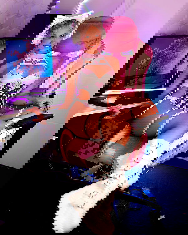 emxllouise2 image ~ Altpins