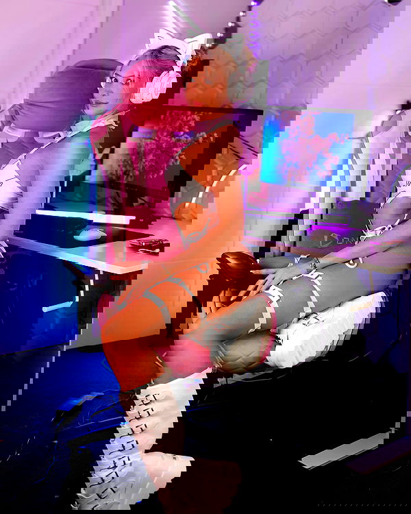 emxllouise2 image ~ Altpins