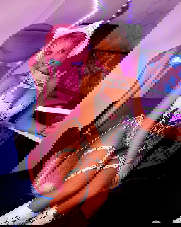 emxllouise2 image ~ Altpins