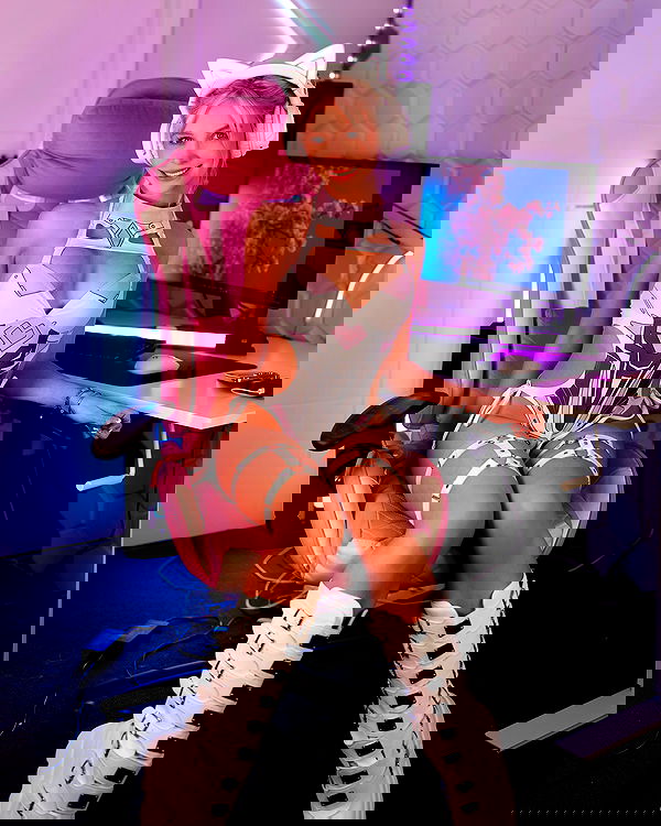 emxllouise2 image ~ Altpins