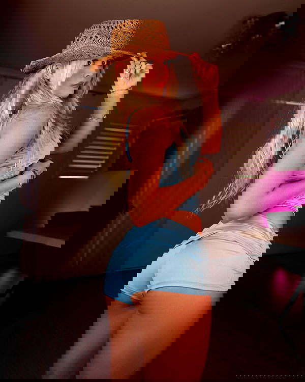 emxllouise2 image ~ Altpins