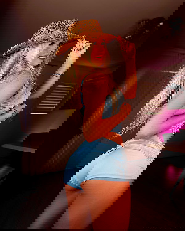 emxllouise2 image ~ Altpins