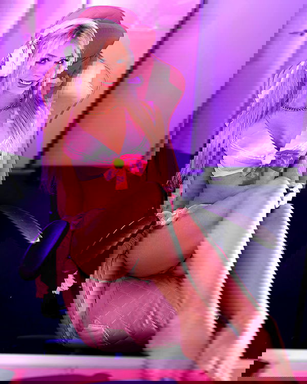 emxllouise2 image ~ Altpins