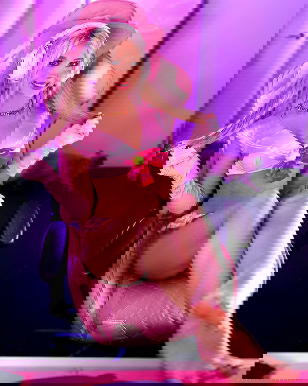 emxllouise2 image ~ Altpins