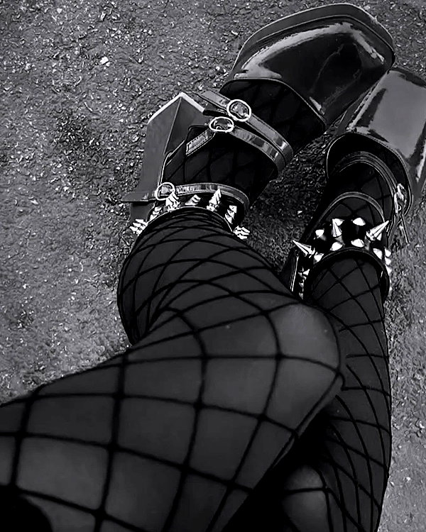 femme.fatale_8 femme.fatale_8 archive image