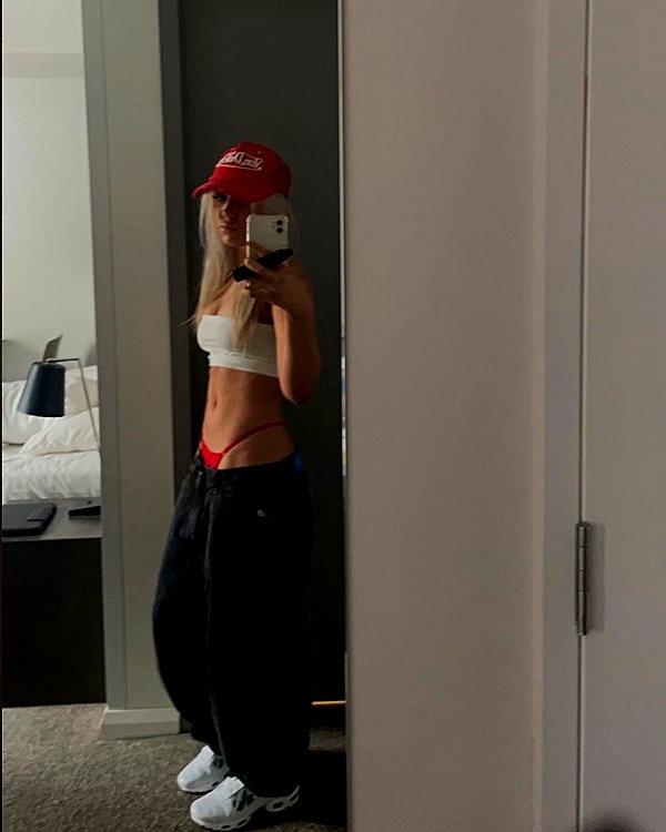 jess.burtonnn instagram image archive image