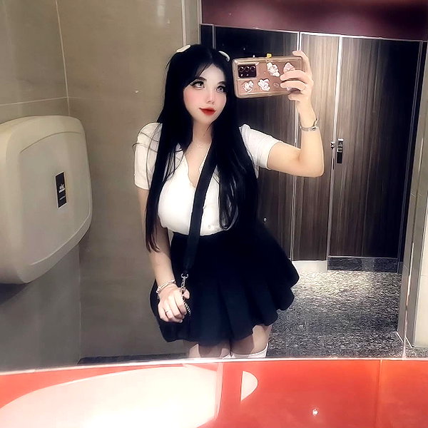 karemy.chi instagram image archive image