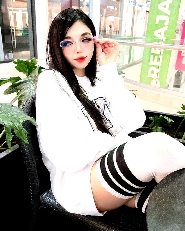 karemy.chi instagram image archive image