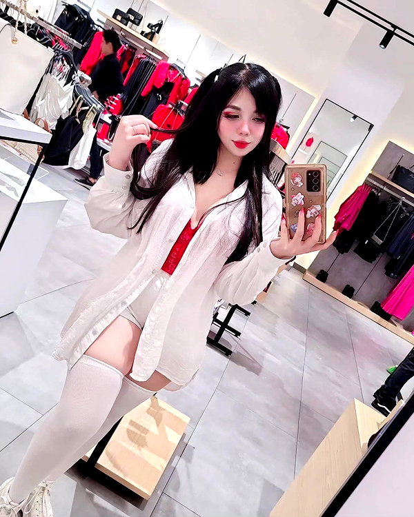 karemy.chi instagram image archive image