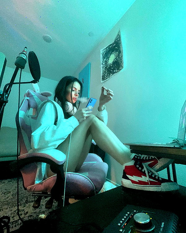 katiebellofficial instagram image archive image