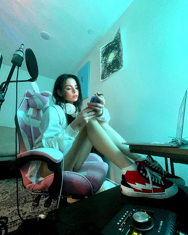 katiebellofficial instagram image archive image