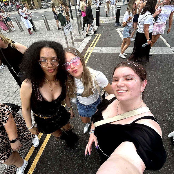 maeve.edwards.x instagram image archive image