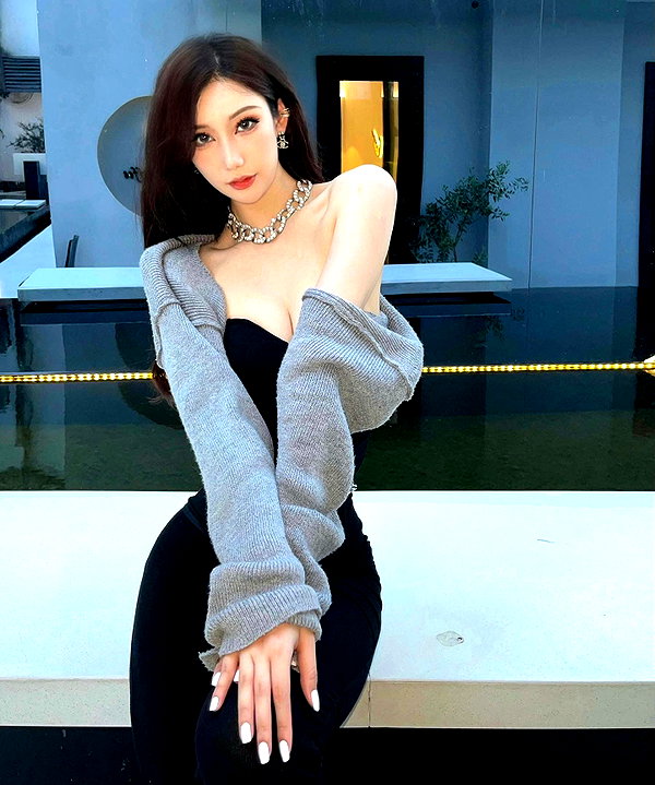 maymay_hitomi instagram image archive image