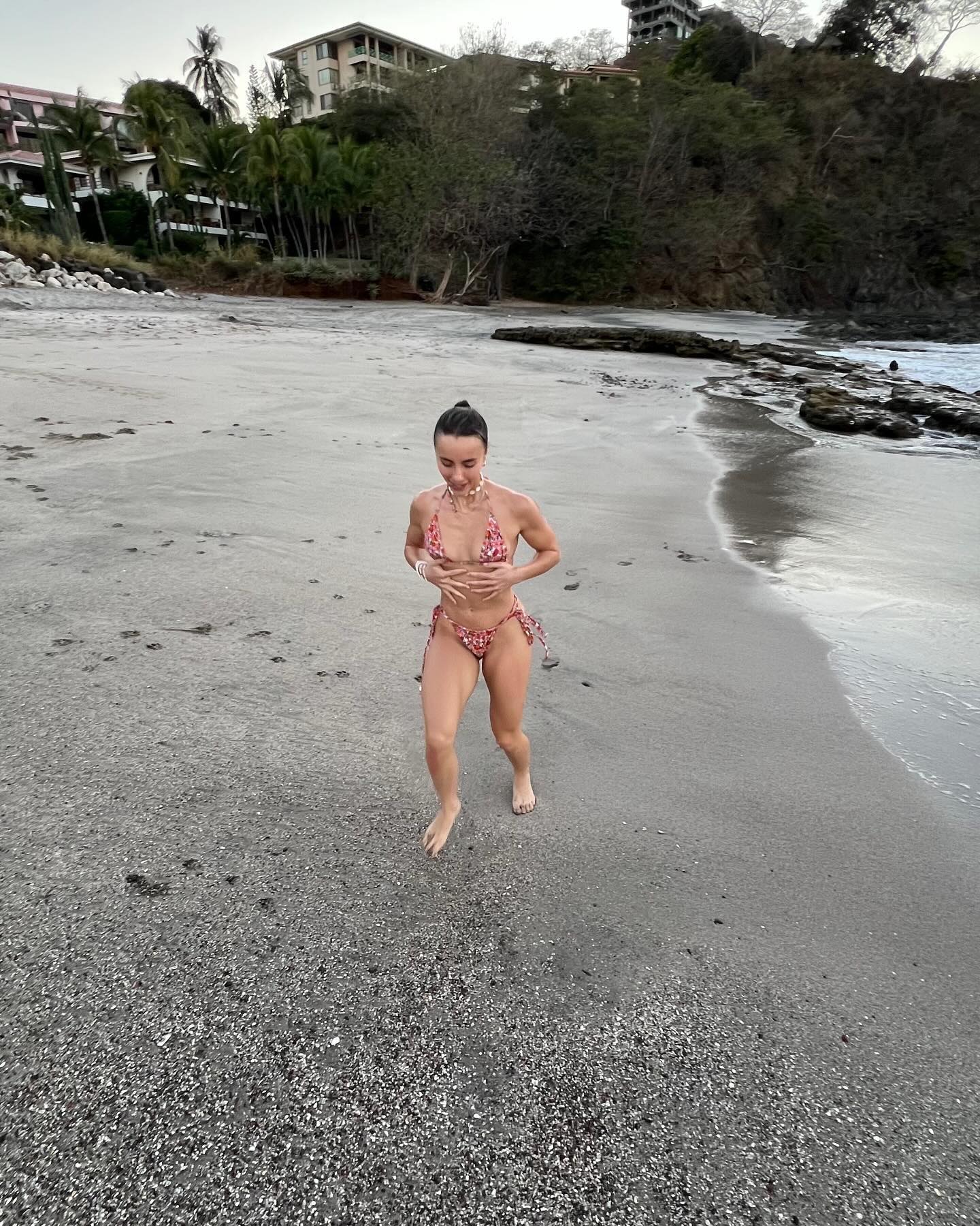 meelahrobbins instagram image archive image