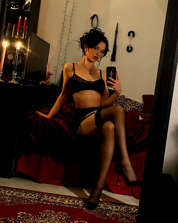 scarlettzofi instagram image archive image