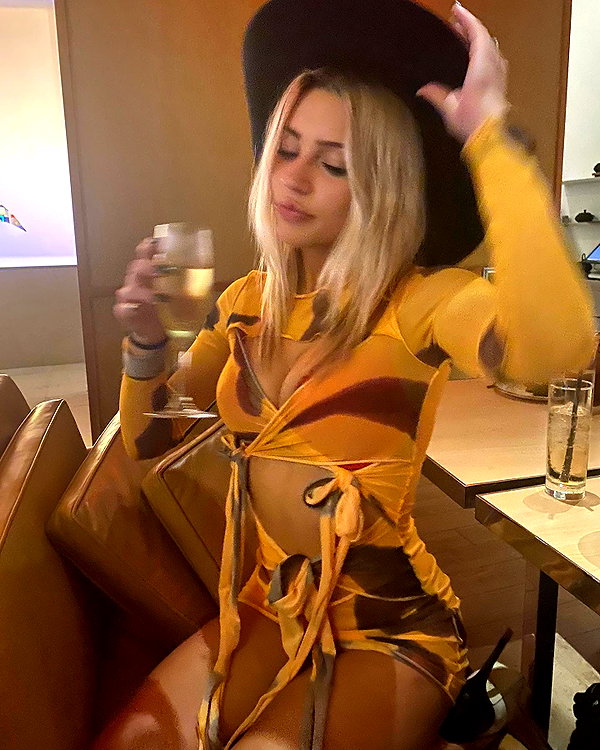 willowwbarbie instagram image archive image