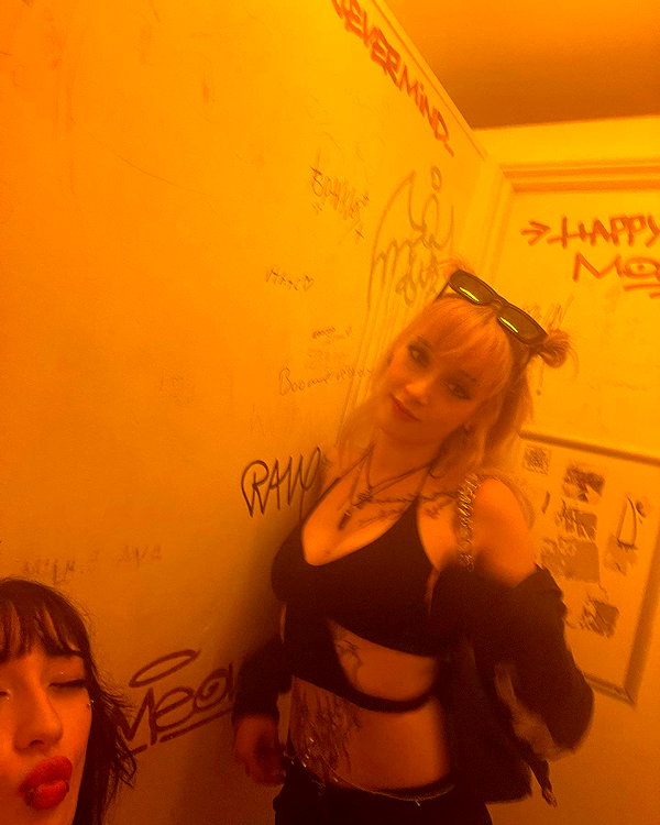 zoe.glover instagram image archive image