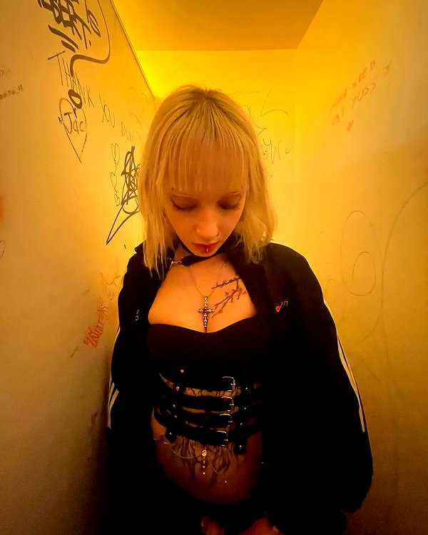 zoe.glover instagram image archive image